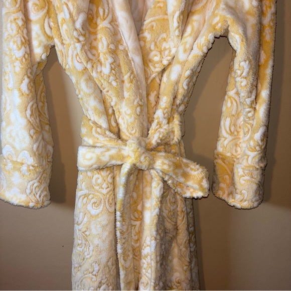 Women’s Yellow and White Patterned Plush Comfy Robe - Picture 4 of 11